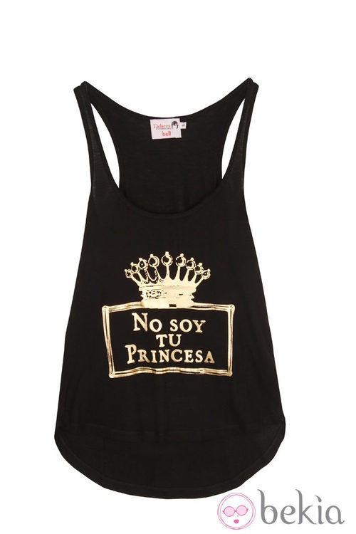 Camiseta negra 'No soy tu princesa' de Dolores Promesas