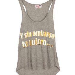 Camiseta 'Y sin embargo te quiero' de Dolores Promesas