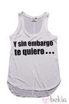 Camiseta blanca 'Y sin embargo te quiero' de Dolores Promesas