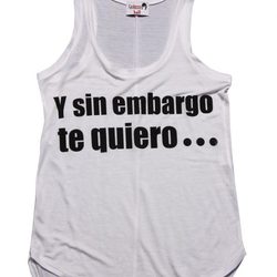 Camiseta blanca 'Y sin embargo te quiero' de Dolores Promesas