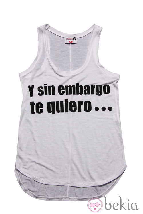Camiseta blanca 'Y sin embargo te quiero' de Dolores Promesas