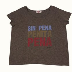 Camiseta 'Sin pena, penita, pena' de Dolores Promesas