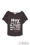 Camiseta 'Hoy voy a ser la mujer más feliz del mundo' de Dolores Promesas