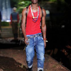 Camiseta roja y vaqueros de la colección primavera/verano 2014 de DSquared2 en la Semana de la Moda de Milán