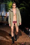 Gabardina de la colección primavera/verano 2014 de DSquared2 en la Semana de la Moda de Milán