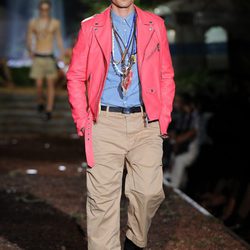 Chaqueta rosa de la colección primavera/verano 2014 de DSquared2 en la Semana de la Moda de Milán