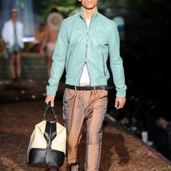 Chaqueta azul de la colección primavera/verano 2014 de DSquared2 en la Semana de la Moda de Milán