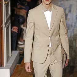 Traje con polo blanco de la colección primavera/verano 2014 de Valentino en la Semana de la Moda de París
