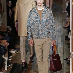 Cazadora estampada de la colección primavera/verano 2014 de Valentino en la Semana de la Moda de París