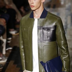Cazadora verde de la colección primavera/verano 2014 de Valentino en la Semana de la Moda de París