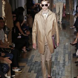 Abrigo nude de la colección primavera/verano 2014 de Valentino en la Semana de la Moda de París