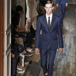 Traje con corbata de la colección primavera/verano 2014 de Valentino en la Semana de la Moda de París