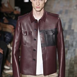 Chaqueta borgoña de la colección primavera/verano 2014 de Valentino en la Semana de la Moda de París
