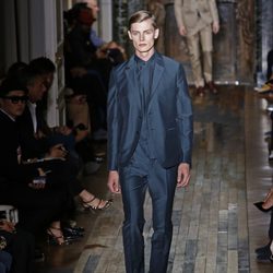 Traje azul de la colección primavera/verano 2014 de Valentino en la Semana de la Moda de París