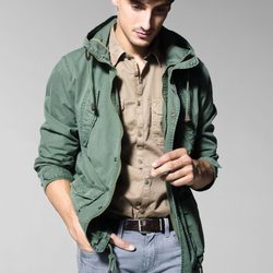 Camisa marrón de la colección masculina primavera/verano 2013 de Benetton