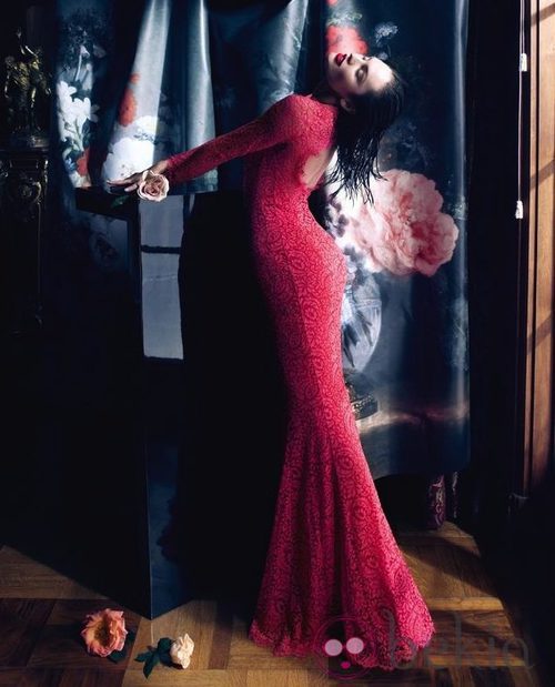 Candice Swanepoel con un vestido rojo del otoño/invierno 2013/2014 de Blumarine