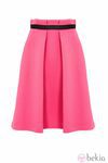 Falda rosa con cinturón negro de Asos para la colección Rosetti