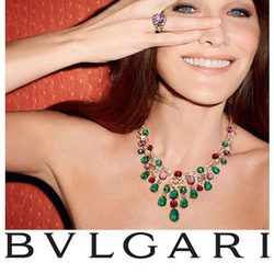 Carla Bruni con anillo y colgante de Bulgari