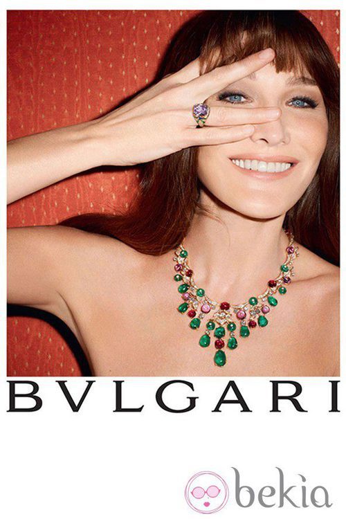 Carla Bruni con anillo y colgante de Bulgari