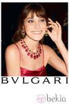 Carla Bruni con pendientes y collar de pedrería de Bulgari