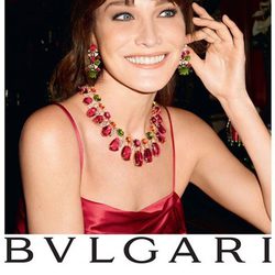 Carla Bruni con pendientes y collar de pedrería de Bulgari