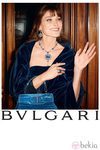 Carla Bruni posando con las nuevas piezas de joyería de Bulgari