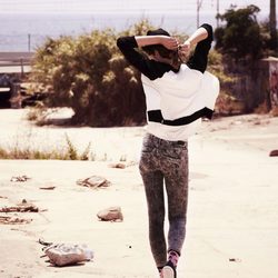 Pantalones despintados en color gris del lookbook agosto 2013 de Bershka