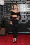 Miley Cyrus con un crop top y pantalón negro en los MTV VMA 2013