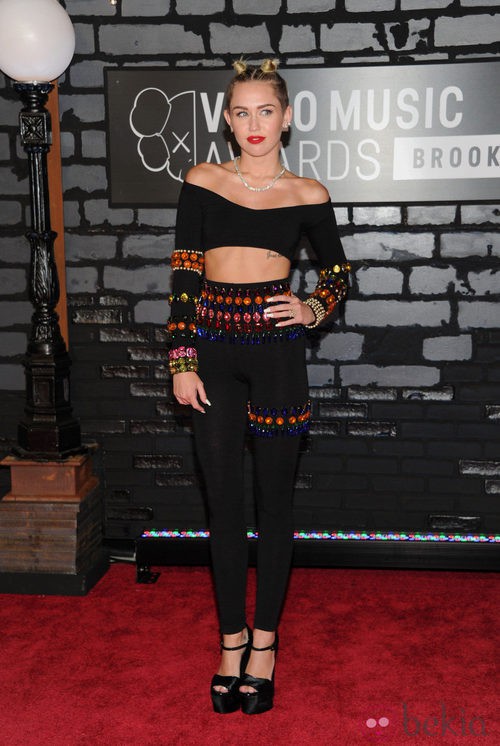 Miley Cyrus con un crop top y pantalón negro en los MTV VMA 2013