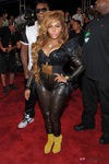Lil'Kim con un ceñido jumpsuit en los MTV VMA 2013