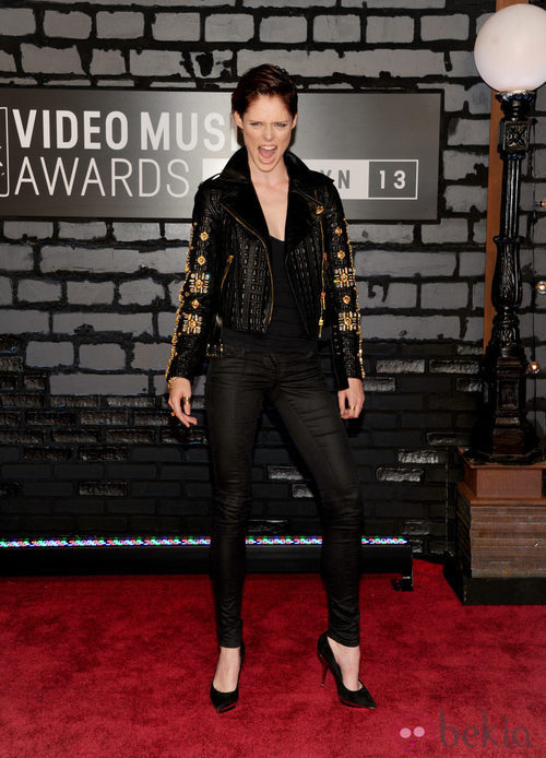Coco Rocha con un pantalón negro y chaqueta con pedrería en los MTV VMA 2013