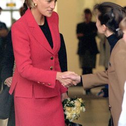 Lady Di con un traje de falda rosa en un acto oficial
