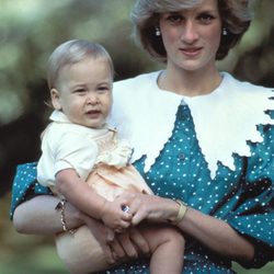 Lady Di con el Príncipe Guillermo y un vestido azul turquesa con lunares