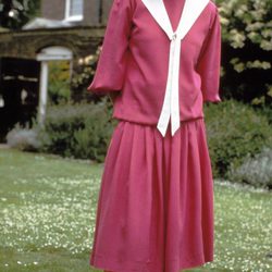 Lady Di con un vestido rosa fucsia en el jardín
