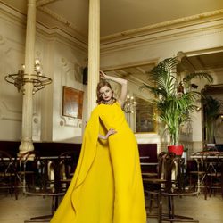 Vestido largo con capa de la colección otoño/invierno 2013 de Dolores Promesas