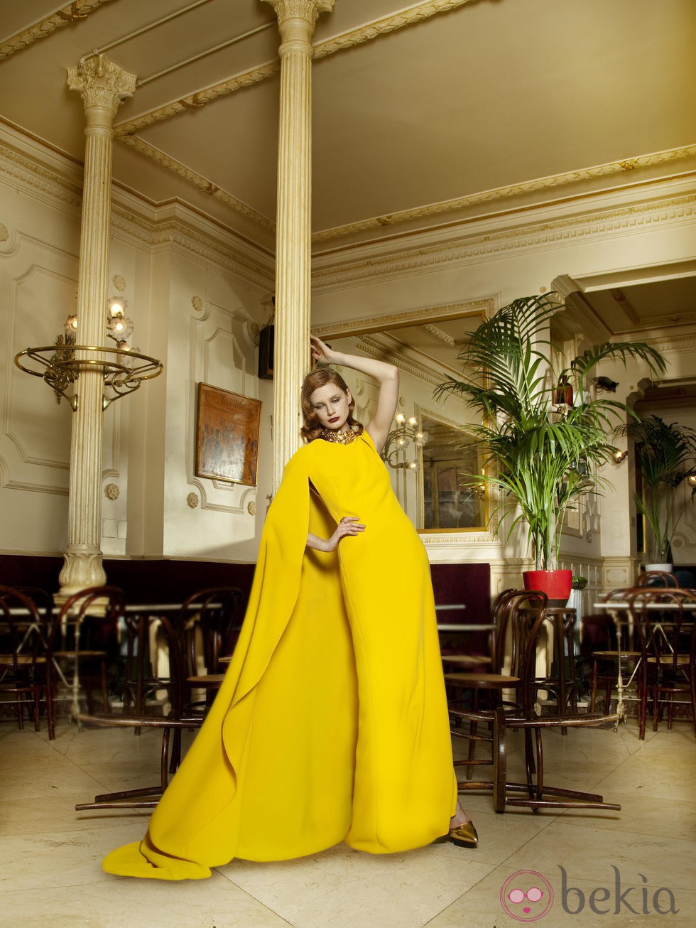Vestido largo con capa de la colección otoño/invierno 2013 de Dolores Promesas