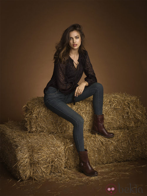 Irina Shayk con unas botas estilo cowboy de la colección otoño/invierno 2013/2014 de Xti
