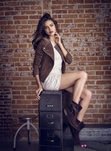 Irina Shayk con botas de piel de la coleccion otoño/invierno 2013 de Xti