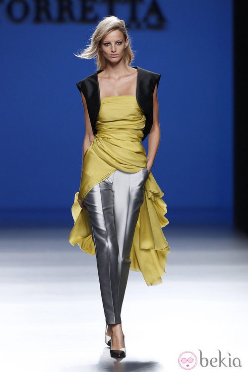 Pantalón gris metalizado de la colección primavera/verano 2014 de Roberto Torretta en Madrid Fashion Week