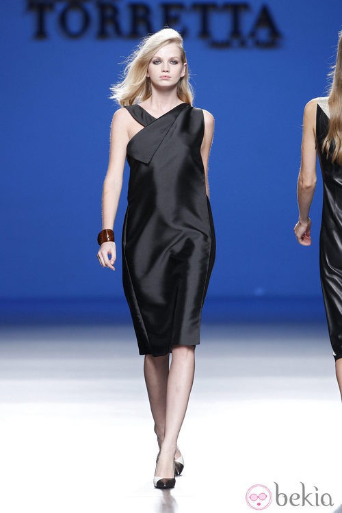 Vestido negro de la colección primavera/verano 2014 de Roberto Torretta en Madrid Fashion Week
