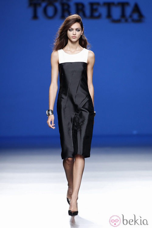 Vestido negro y blanco de la colección primavera/verano 2014 de Roberto Torretta en Madrid Fashion Week
