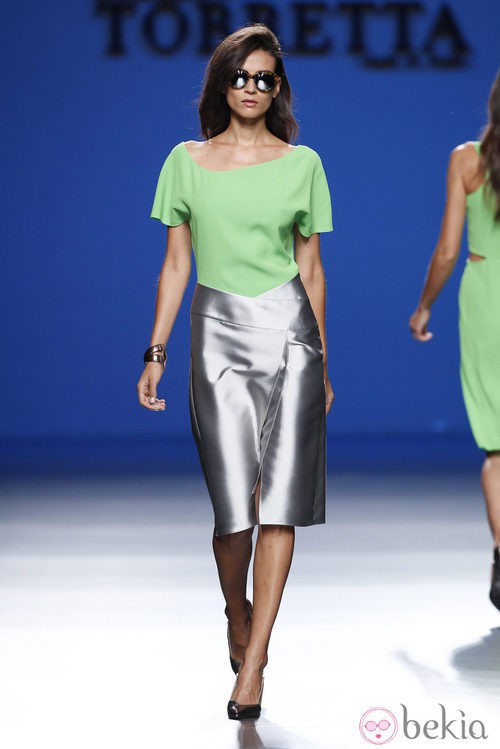 Falda metalizada de la colección primavera/verano 2014 de Roberto Torretta en Madrid Fashion Week