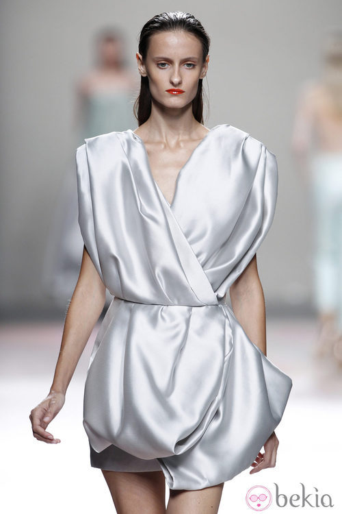 Vestido gris de la colección primavera/verano 2014 de Duyos en Madrid Fashion Week