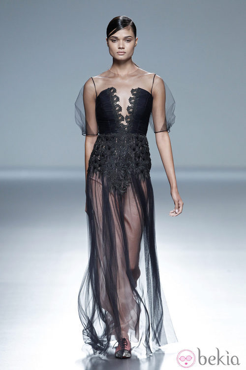Vestido largo negro de la colección primavera/verano 2014 de Victorio & Lucchino en Madrid Fashion Week