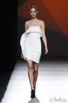 Vestido blanco con volante de la colección primavera/verano 2014 de AA de Amaya Arzuaga en Madrid Fahion Week