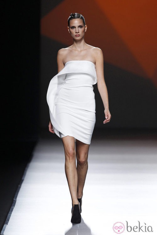 Vestido blanco con volante de la colección primavera/verano 2014 de AA de Amaya Arzuaga en Madrid Fahion Week