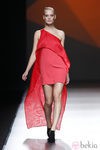 Vestido con capa de la colección primavera/verano 2014 de AA de Amaya Arzuaga en Madrid Fahion Week