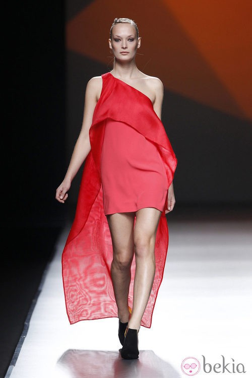 Vestido con capa de la colección primavera/verano 2014 de AA de Amaya Arzuaga en Madrid Fahion Week