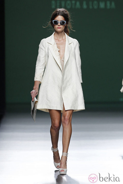 Abrigo blanco de la colección primavera/verano 2014 de Devota&Lomba en Madrid Fashion Week