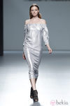 Vestido metalizado de la colección primavera/verano 2014 de Ángel Schlesser en Madrid Fashion Week